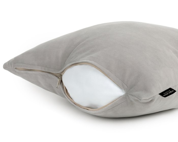 Декоративная подушка Ultra Dove 45х45 светло-серого цвета - лучшие Декоративные подушки в INMYROOM