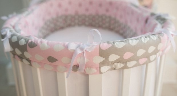 Накладка на бортики в детскую кроватку "Капли розовые"  Сатин 