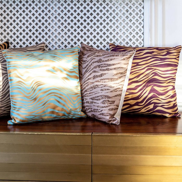 Интерьерная подушка Зебра золото-голубого цвета  - лучшие Декоративные подушки в INMYROOM