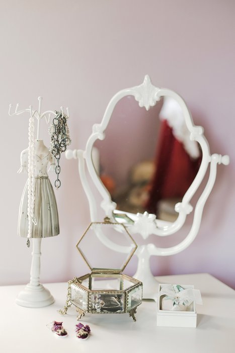 Зеркало настольное Кокетка белого цвета - лучшие Настольные зеркала в INMYROOM