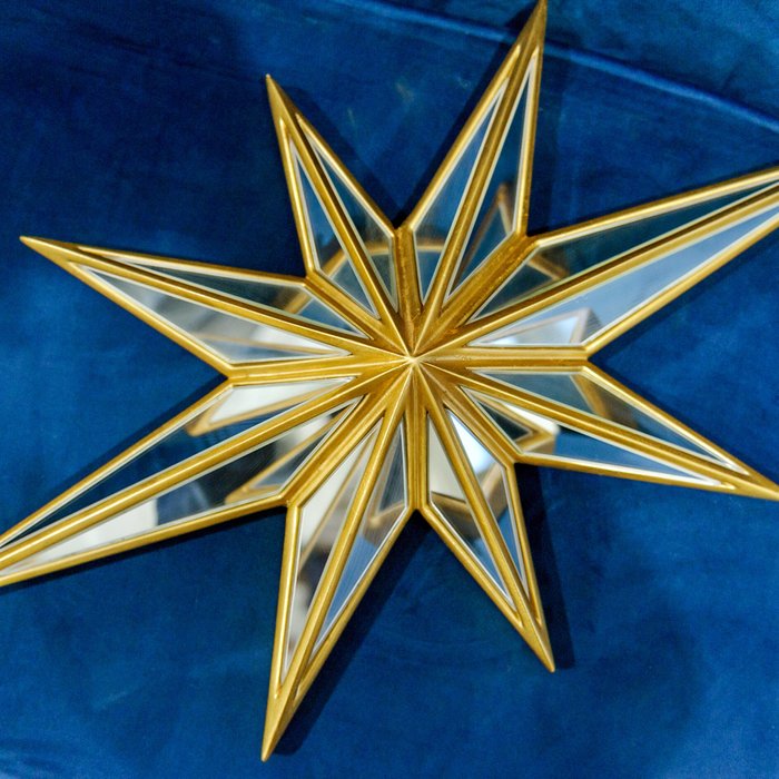 Декоративное настенное зеркало Конкорд в золотистой раме - лучшие Настенные зеркала в INMYROOM