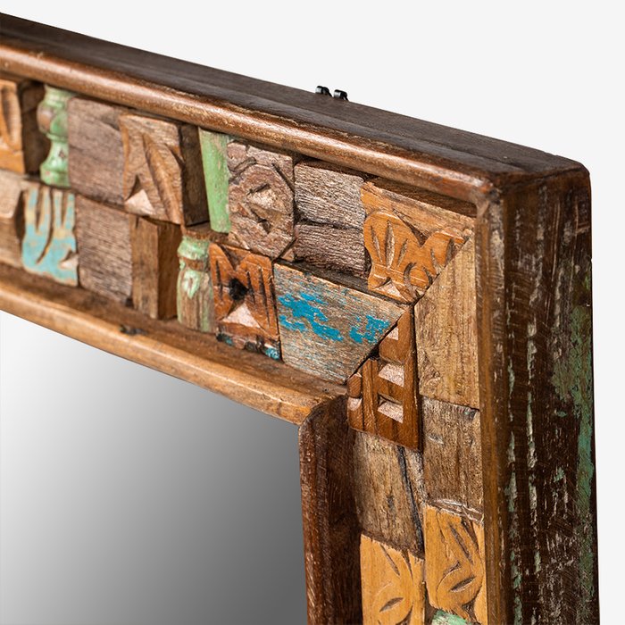 Деревянное настенное зеркало Упанивэши коричневого цвета - лучшие Настенные зеркала в INMYROOM