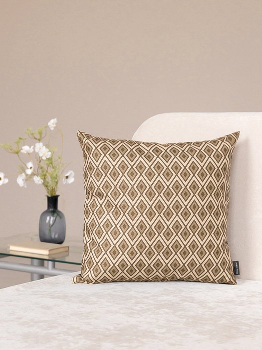 Декоративная подушка Lira 45х45 бежевого цвета - лучшие Декоративные подушки в INMYROOM