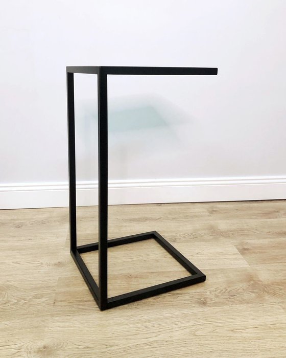 Прикроватный столик черного цвета