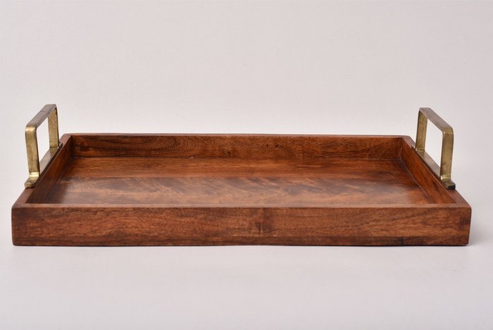Деревянный прямоугольный поднос L с металлическими ручками латунного цвета