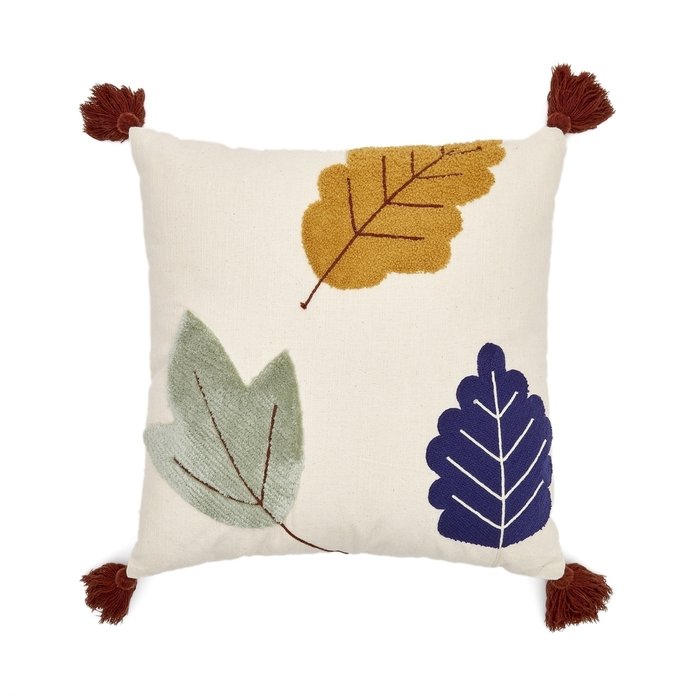 Чехол на подушку Zelda с вышивкой из листьев и терракотовыми кистями  - купить Чехлы для подушек по цене 6490.0