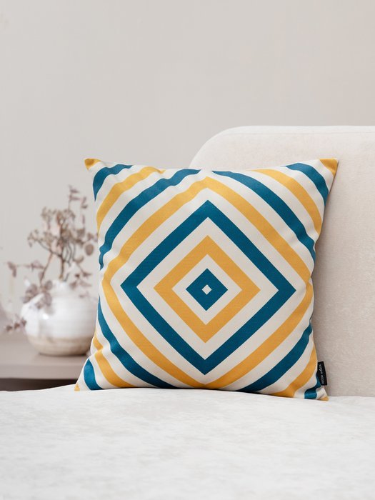 Декоративная подушка Freya с полосатым принтом - лучшие Декоративные подушки в INMYROOM