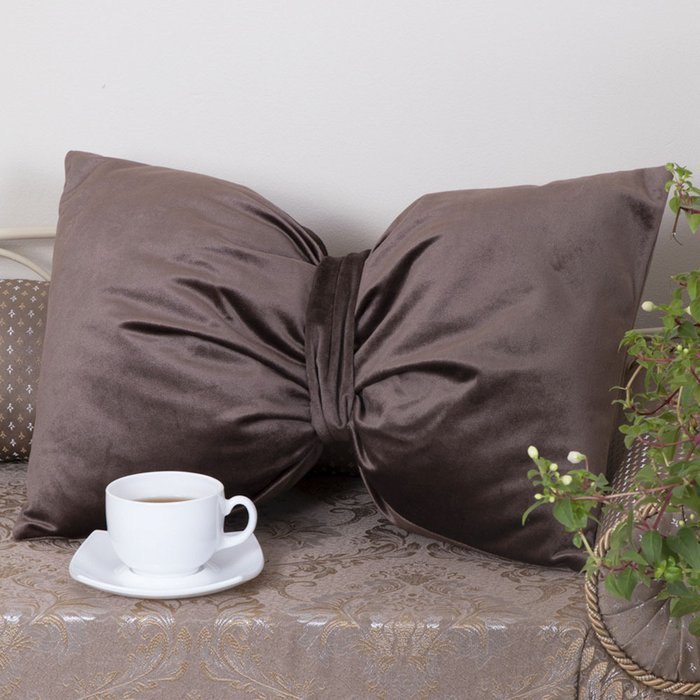 Подушка декоративная Бант коричневого цвета - купить Декоративные подушки по цене 1890.0