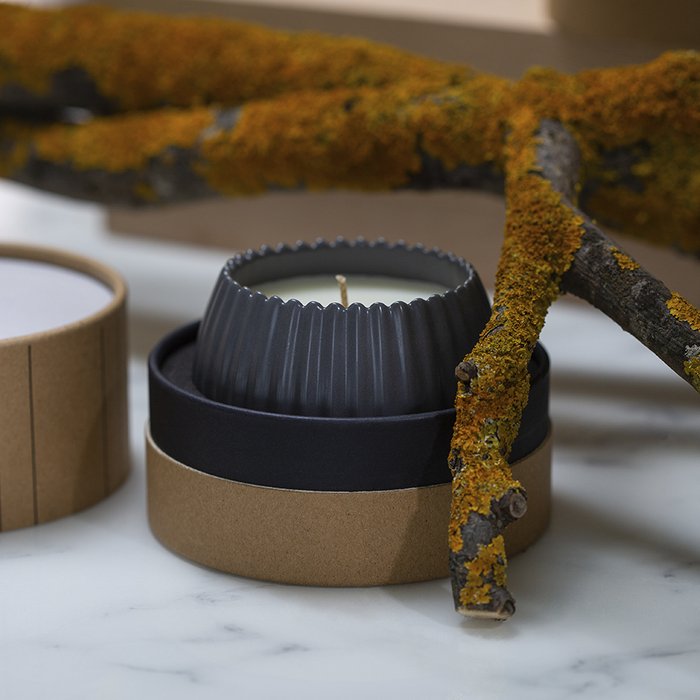 Свеча ароматическая Vetiver & black cypress серого цвета - лучшие Свечи в INMYROOM