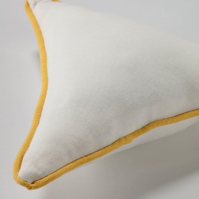 Подушка Fresia белого цвета  - купить Декоративные подушки по цене 1090.0