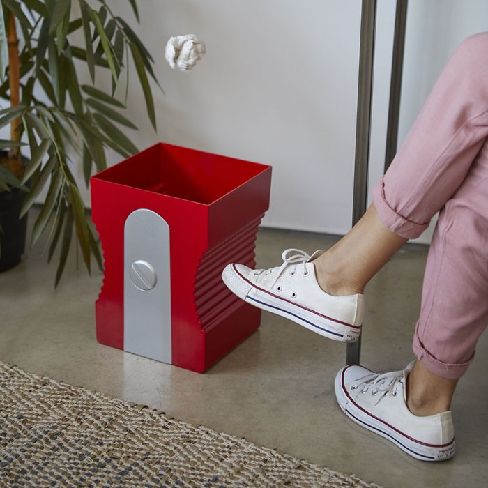 Корзина для бумаг Sharpener красного цвета - лучшие Аксессуары для офиса в INMYROOM Корзина для бумаг Sharpener красного цвета - лучшие Аксессуары для офиса в INMYROOM