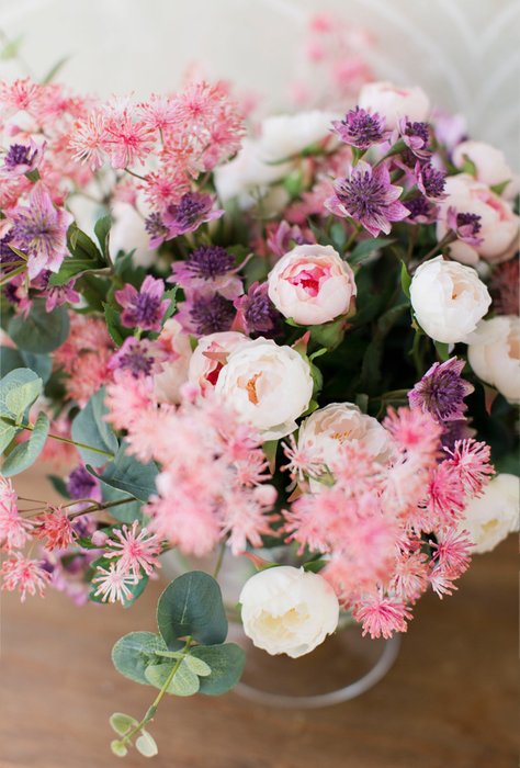 Композиция из искусственных цветов - Нежные розы, мединилла, астранция, эвкалипт - купить Декоративные цветы по цене 16870.0