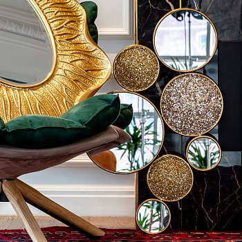 Декоративное настенное зеркало Варьете золотого цвета - купить Настенные зеркала по цене 24500.0