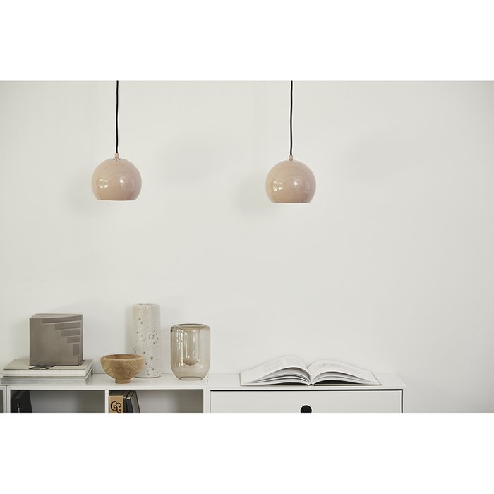 Подвесная лампа Ball бежевого цвета - лучшие Подвесные светильники в INMYROOM