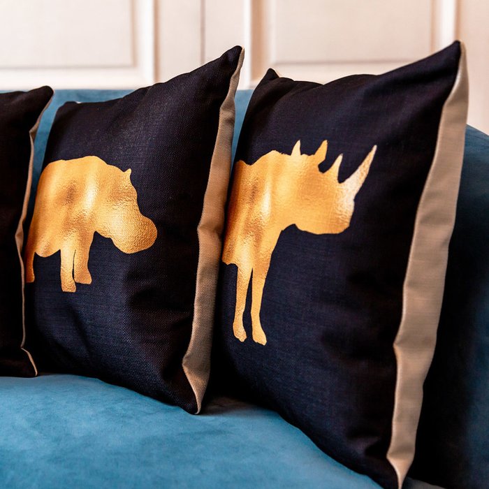 Интерьерная подушка Золотой бегемот 45х45 - лучшие Декоративные подушки в INMYROOM