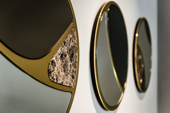 Круглое зеркало Delta в металлической раме золотого цвета - лучшие Настенные зеркала в INMYROOM