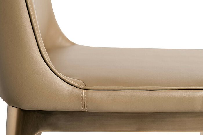 Стул бежевого цвета с металлическим основанием  - лучшие Обеденные стулья в INMYROOM