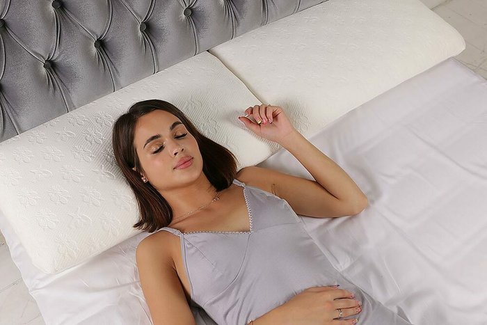 Анатомическая подушка Memoform Standard Classico белого цвета - лучшие Подушки для сна в INMYROOM