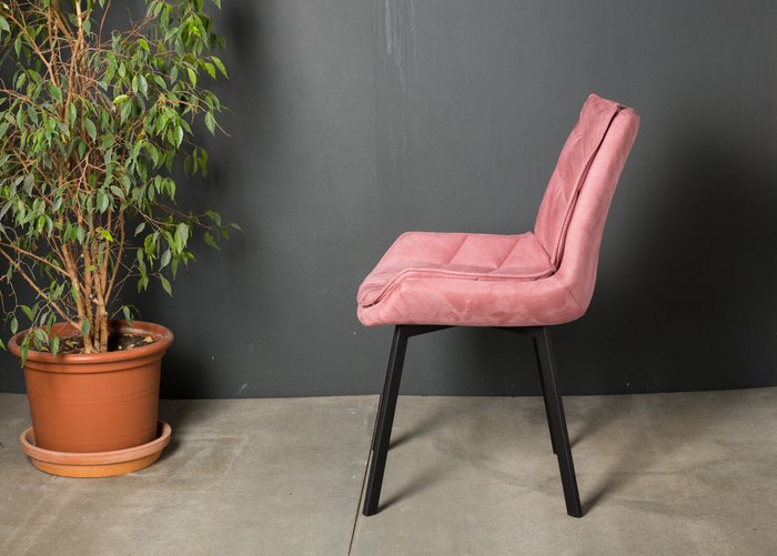 Стул Capella розового цвета с черными ножками - лучшие Обеденные стулья в INMYROOM