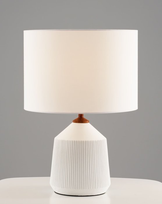 Лампа настольная Palma белого цвета