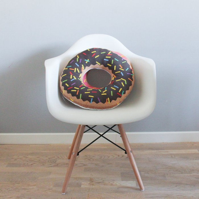 Подушка Choco Donut из 100% хлопка - лучшие Декоративные подушки в INMYROOM