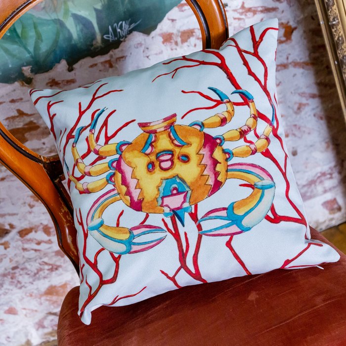 Декоративная подушка Фантастика подводного мира версия 2 красно-голубого цвета - лучшие Декоративные подушки в INMYROOM