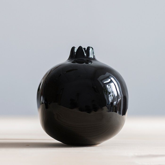 Декор Garnet в виде граната черного цвета