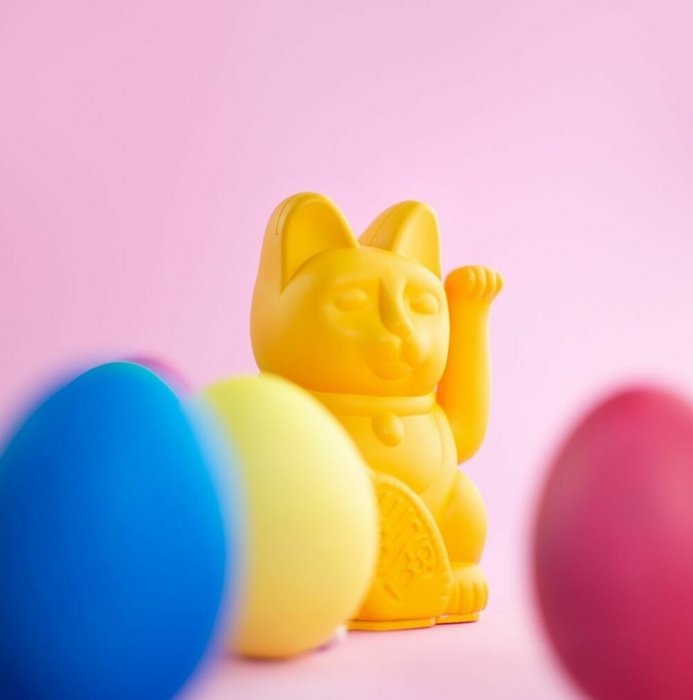 Декоративная фигурка-статуэтка Lucky Cat Mini темно-желтого цвета - лучшие Фигуры и статуэтки в INMYROOM
