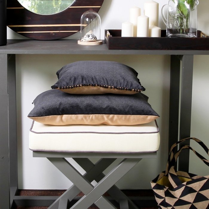 Декоративная подушка BLACK SAND POMPON - лучшие Декоративные подушки в INMYROOM