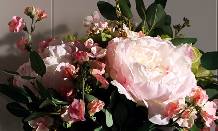 Композиция из искусственных цветов - Пышные пионы, салатовая гортензия, душистый горошек - лучшие Декоративные цветы в INMYROOM