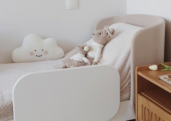Кровать Kidi Soft 67х137 бело-бежевого цвета - лучшие Одноярусные кроватки в INMYROOM