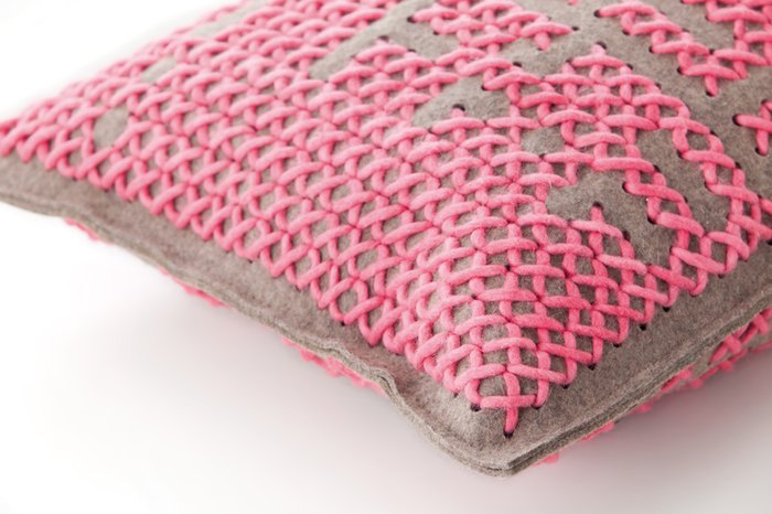 Подушка Gan Medium pink розового цвета - купить Декоративные подушки по цене 18990.0