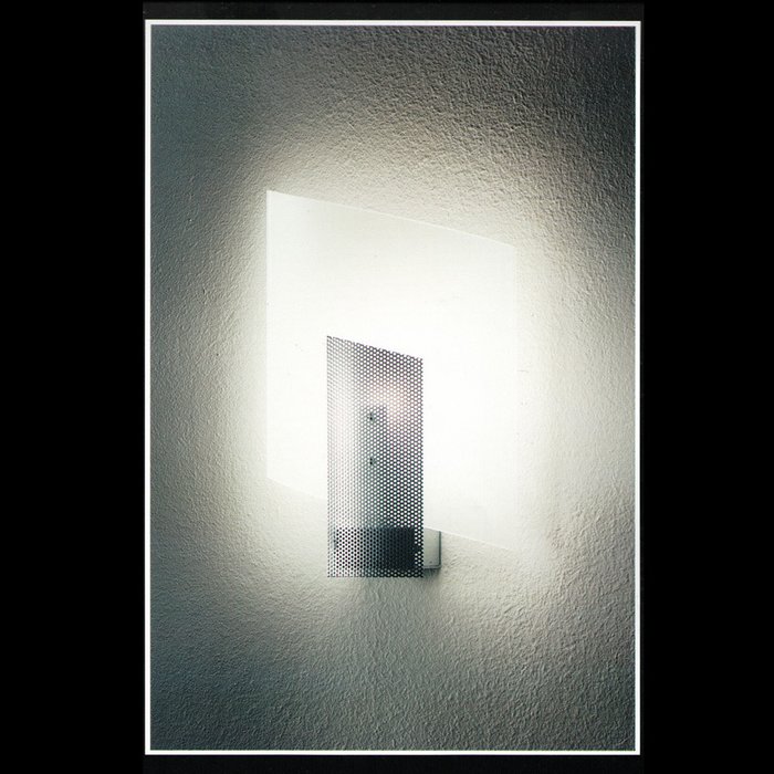 Настенный светильник Sothis с плафоном из стекла матового белого цвета