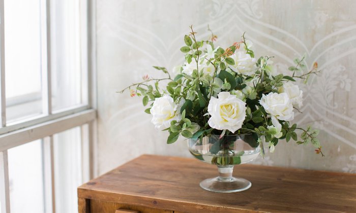 Композиция из искусственных цветов - Белые розы, душистый горошек