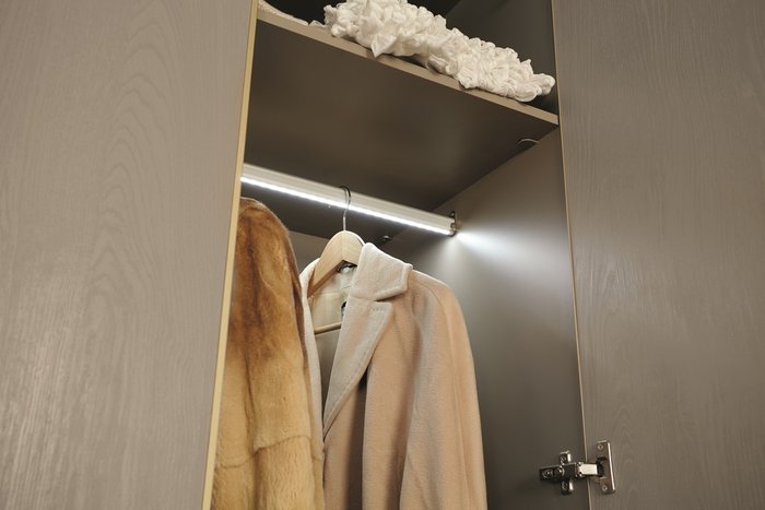 Шкаф для одежды четырехдверный с зеркалами Palmari серо-бежевого цвета - лучшие Шкафы распашные в INMYROOM