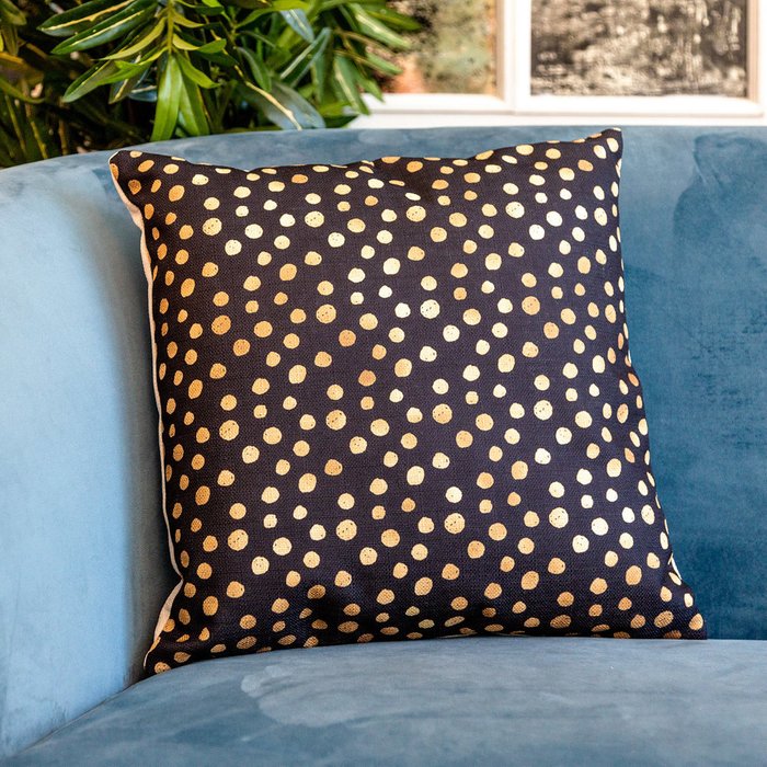 Интерьерная подушка Пятнистая черно-золотого цвета - купить Декоративные подушки по цене 2000.0