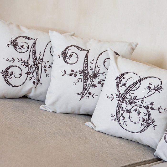 Декоративная подушка Азбука мечты буква Y белого цвета - лучшие Декоративные подушки в INMYROOM