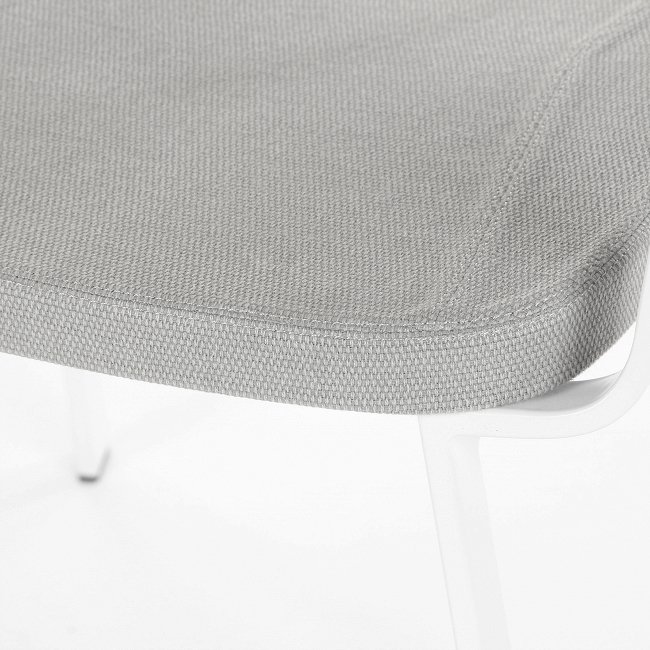 Стул Gauge с подлокотниками и мягким сиденьем - купить Обеденные стулья по цене 26265.0