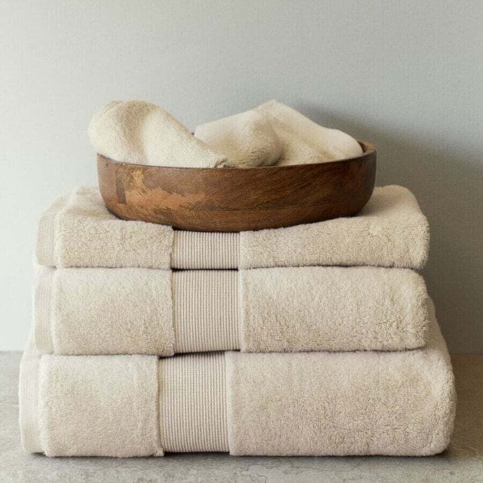 Полотенце банное из мягкой махровой ткани Полотенце банное из мягкой махровой ткани