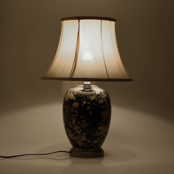 Лампа настольная с бежевым абажуром - купить Подвесные светильники по цене 14860.0
