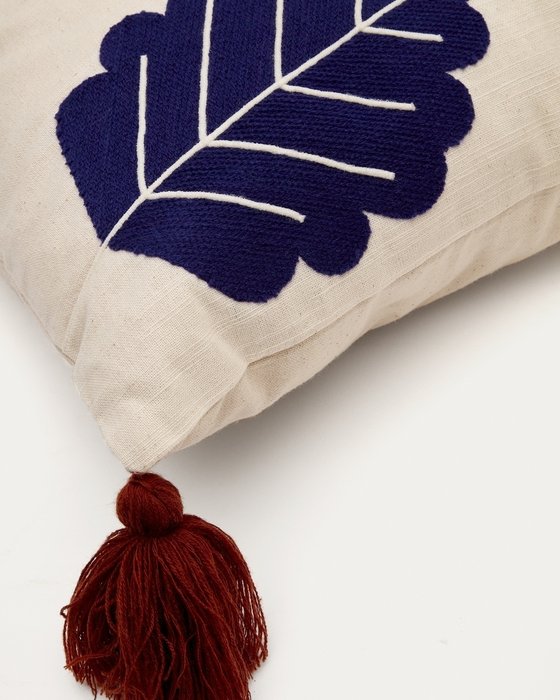 Чехол на подушку Zelda с вышивкой из листьев и терракотовыми кистями  - лучшие Чехлы для подушек в INMYROOM