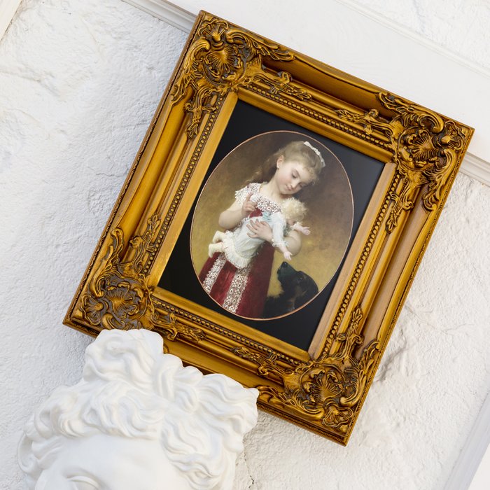 Репродукция картины Девочка с куклой в раме золотого цвета - лучшие Картины в INMYROOM