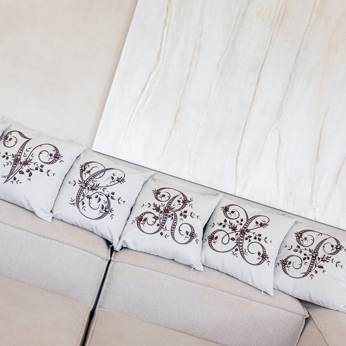 Декоративная подушка Азбука мечты буква F белого цвета - лучшие Декоративные подушки в INMYROOM