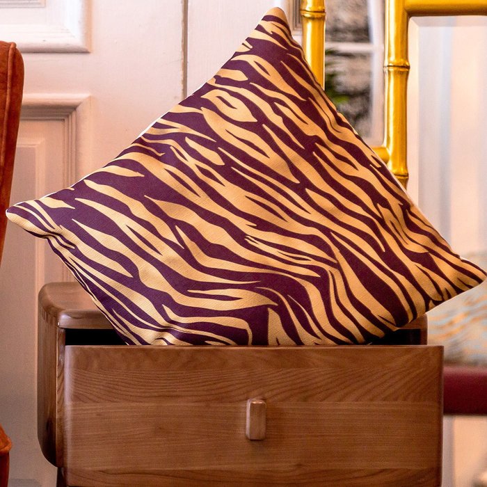 Интерьерная подушка Зебра бордово-золотого цвета - лучшие Декоративные подушки в INMYROOM