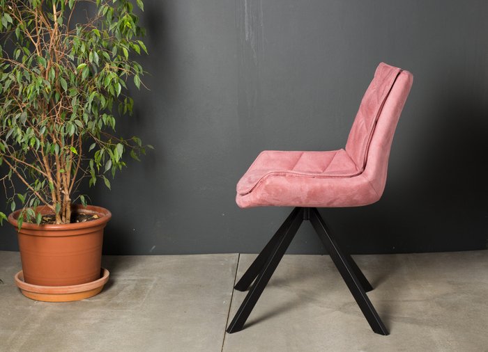 Стул Atlas розового цвета с черными ножками - купить Обеденные стулья по цене 9390.0