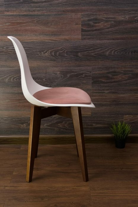 Стул Сашш бело-розового цвета с коричневыми ножками - лучшие Обеденные стулья в INMYROOM