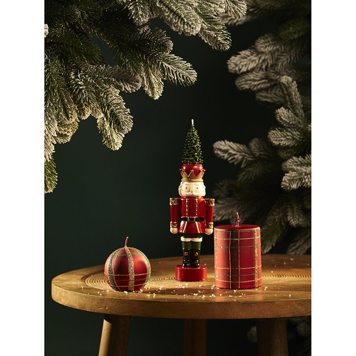 Набор из двух декоративных свечей Festive classics красного цвета - лучшие Свечи в INMYROOM