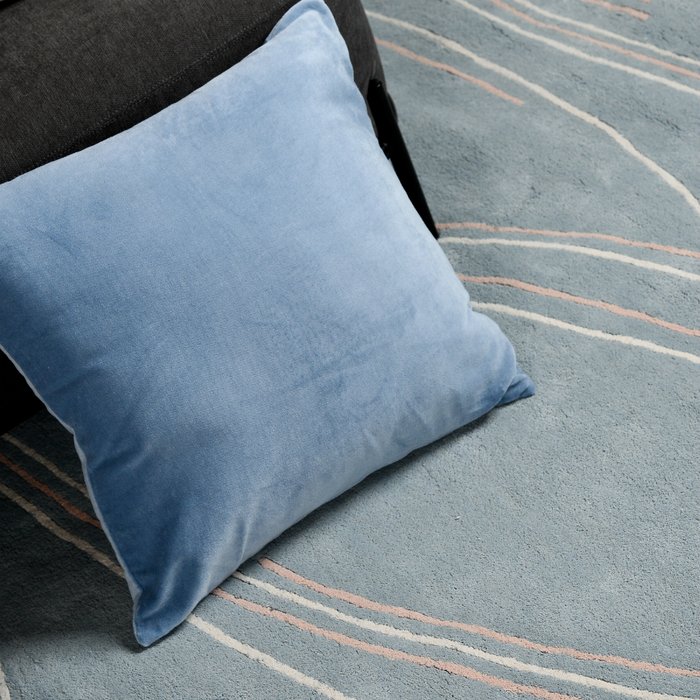 Подушка декоративная Essential из хлопкового бархата светло-синего цвета - лучшие Декоративные подушки в INMYROOM