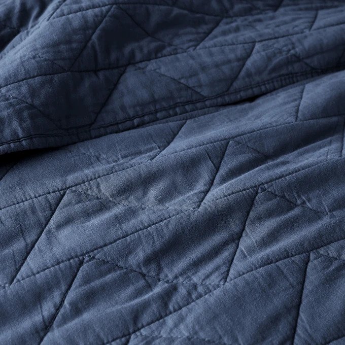 Покрывало Scenario стеганое темно-синего цвета с зигзагообразной прострочкой 180x250  - купить Покрывала по цене 6749.0