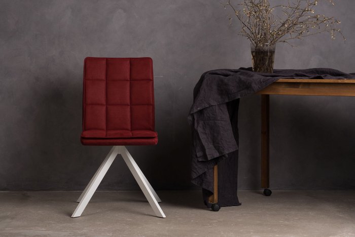Стул с поворотным механизмом Vela бордового цвета  - купить Обеденные стулья по цене 11490.0